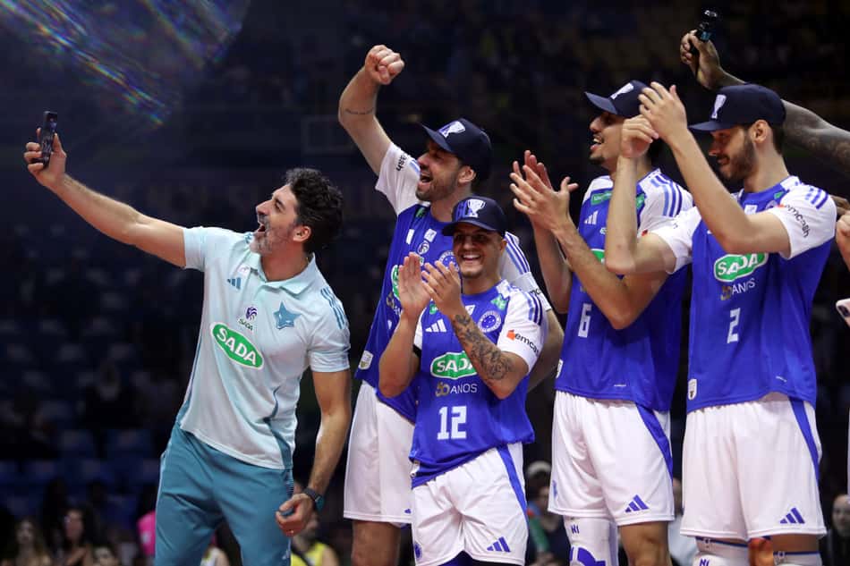 O técnico Filipe Ferraz comemora o título da Superliga ao lado dos jogadores do Sada Cruzeiro