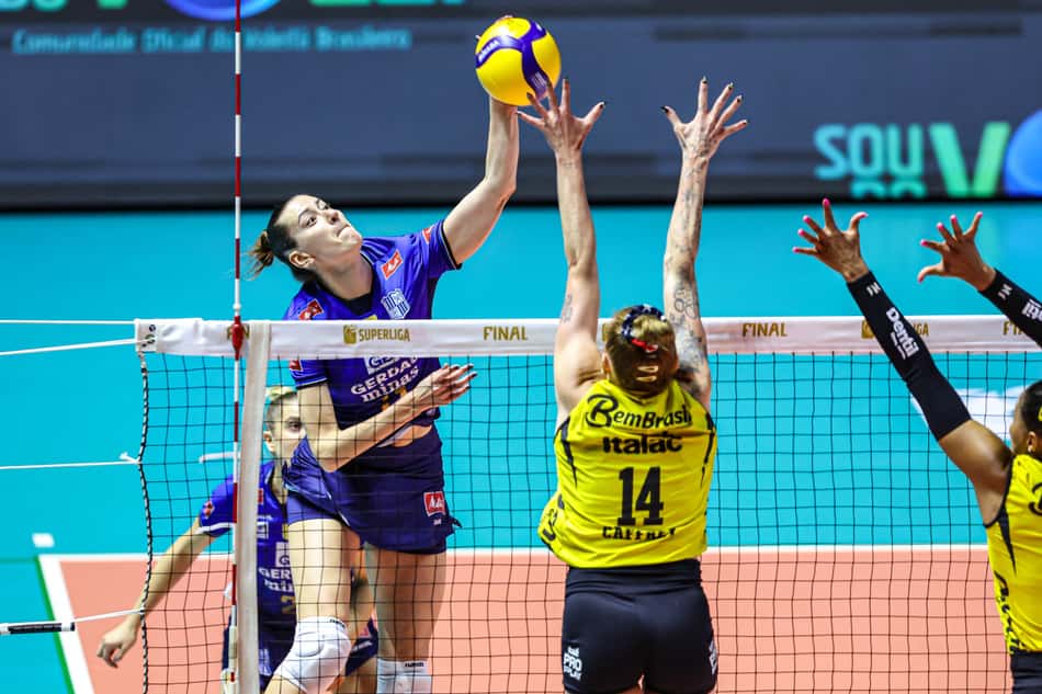 Khaletskaya, do Minas, enfrenta Caffrey, do Praia Clube, na rede da final da Superliga (Foto: Wander Roberto/Inovafoto/CBV)