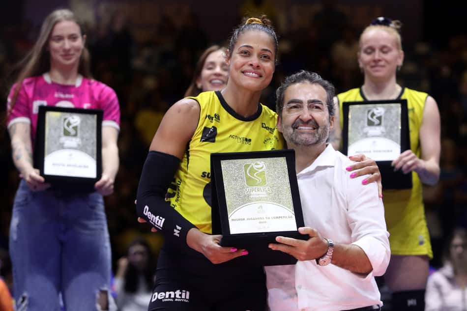 Adenízia recebe o prêmio de MVP da Superliga Feminina 2025/26 (Foto: Wander Roberto/Inovafoto/CBV)