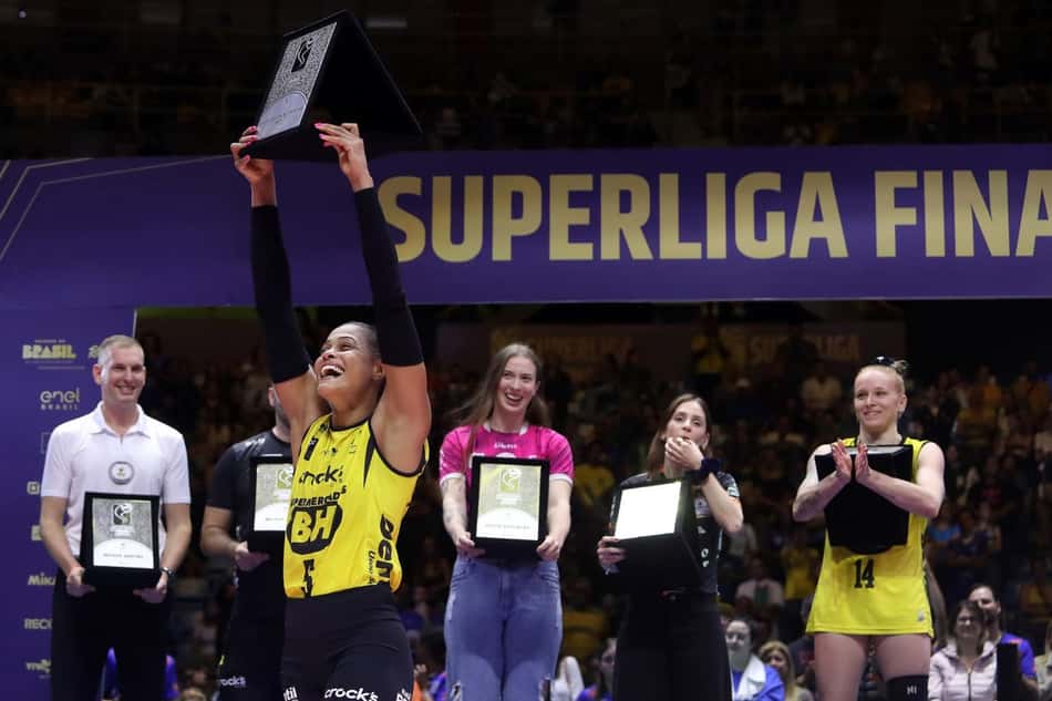 Adenízia recebe o prêmio de MVP da Superliga Feminina 2025/26 (Foto: Wander Roberto/Inovafoto/CBV)