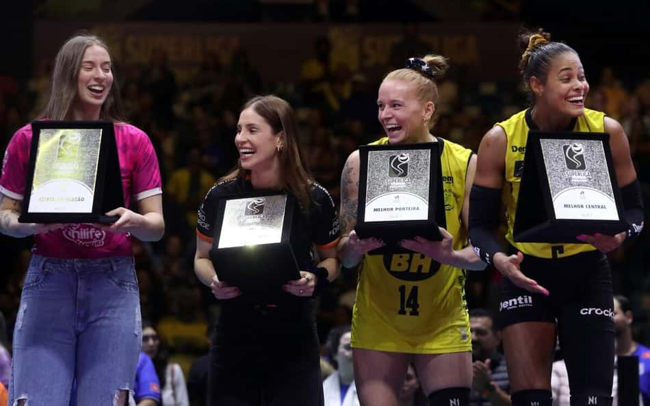 Da esquerda para a direita: Jaque, revelação; Brait, melhor líbero; Caffrey, melhor ponteira; e Adenízia, melhor centrl (Foto: Wander Roberto/Inovafoto/CBV)