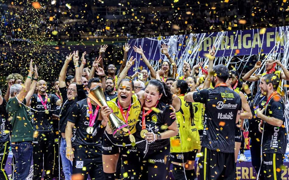 Adenízia ergue o troféu da Superliga Feminina 2025/26 pelo Praia Clube (Foto: Wander Roberto/Inovafoto/CBV)
