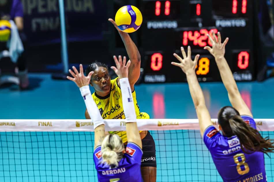 A oposta Morgahn Fingall, do Praia Clube, encara o bloqueio do Minas na final da Superliga