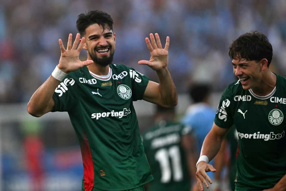 Flaco López comemora gol contra o Sporting Cristal