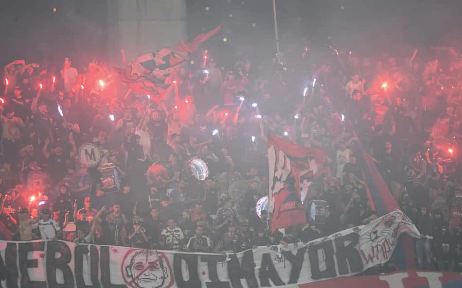 Entenda revolta da torcida do Independiente Medellín no jogo contra o Flamengo