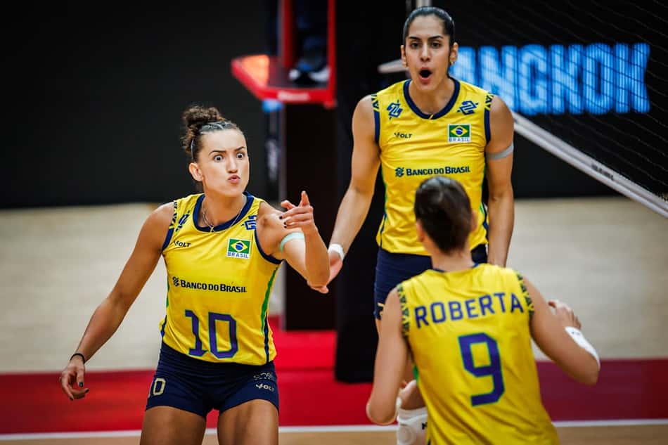 Gabi, Diana e Roberta comemoram ponto na disputa de terceiro lugar do Campeonato Mundial 2025 (Foto: Volleyball World)
