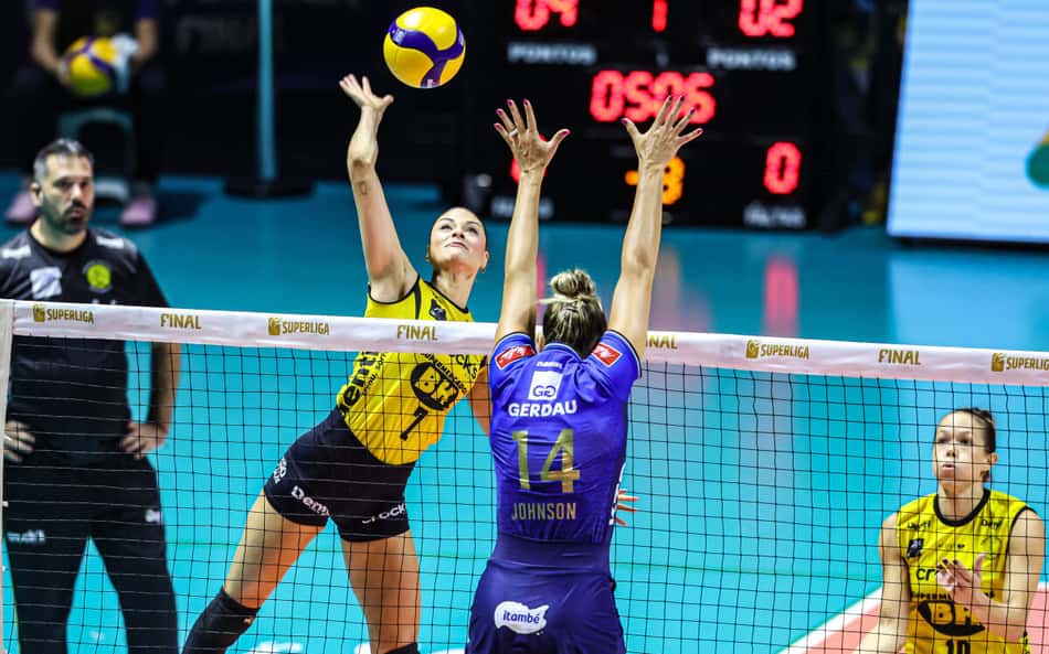 Gabi Martins, do Praia Clube, e Hilary Johnson, do Minas, se enfrentam na rede da final da Superliga Feminina 25/26 (Foto: Wander Roberto/Inovafoto/CBV)