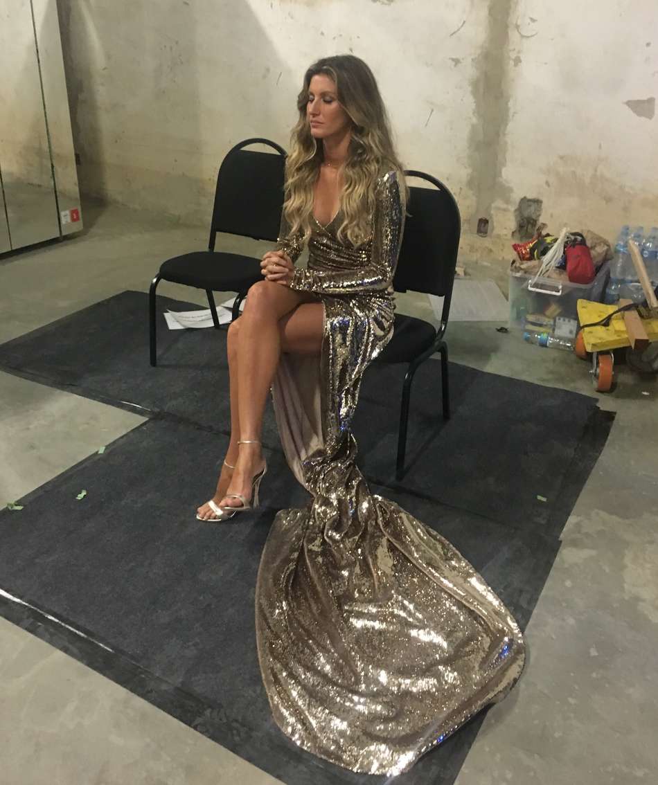A supermodelo Gisele Bundchen usando o vestido dourado nos bastidores da Cerimônia de Abertura dos Jogos Rio 2016