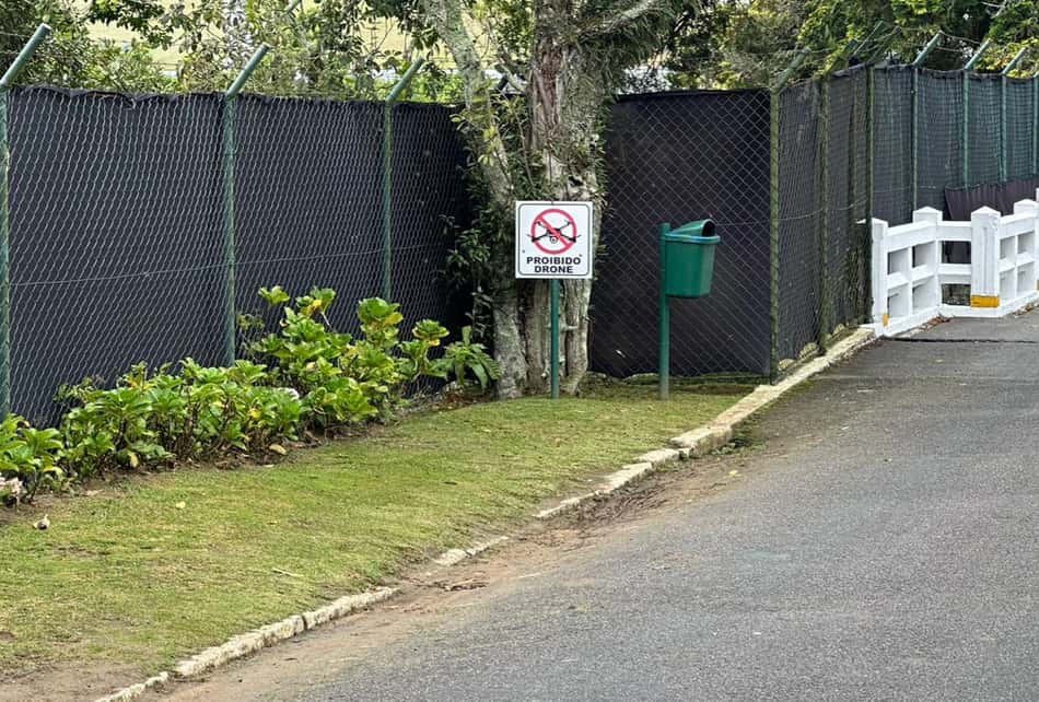Placa informa proibição de drones na Granja Comary