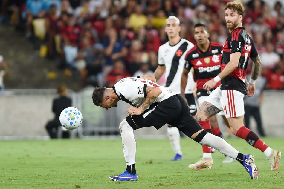 Hugo Moura marca o gol de empate do Vasco com o Flamengo