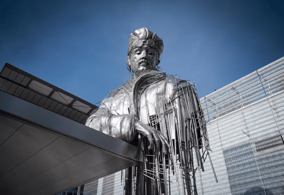 Estátua de aço em homenagem a Roland Garros em Paris 