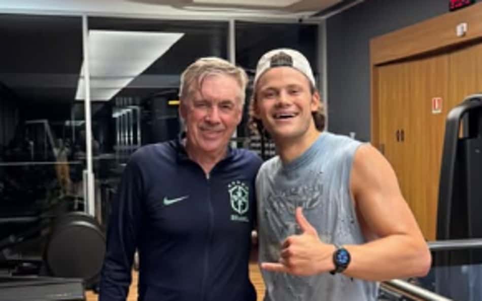 Rumo à Copa do Mundo, Carlo Ancelotti posa com campeão olímpico