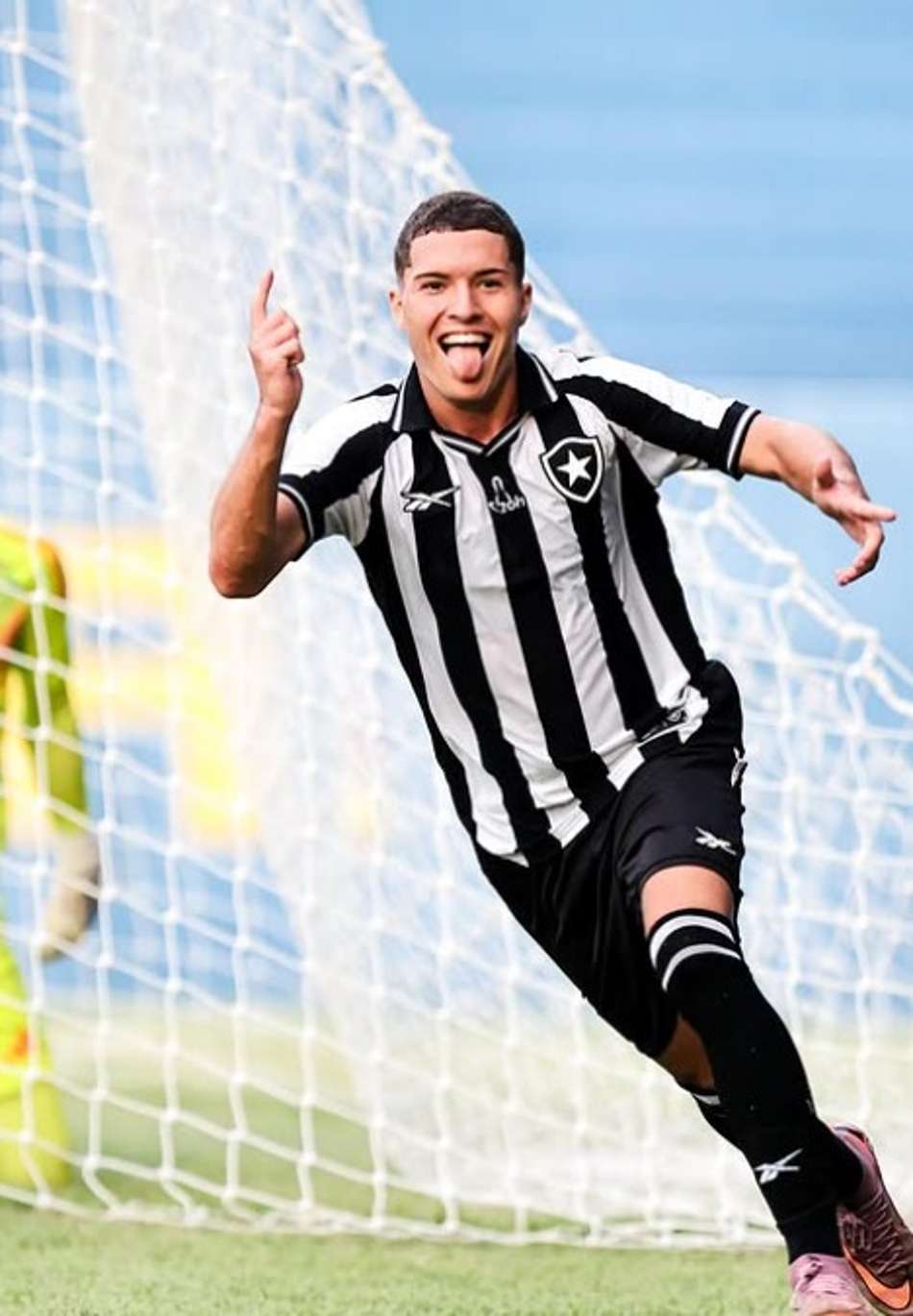 Rogrinho assinou seu primeiro contrato profissional com o Botafogo (Foto: Reprodução)