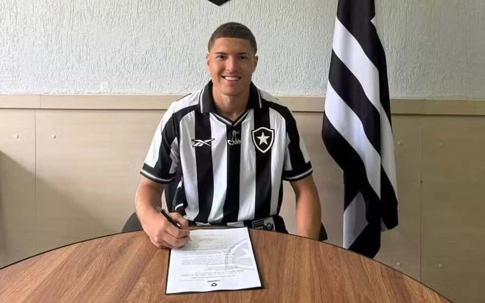 Botafogo assina primeiro contrato profissional do lateral Rogerinho; multa ultrapassa R$ 500 milhões