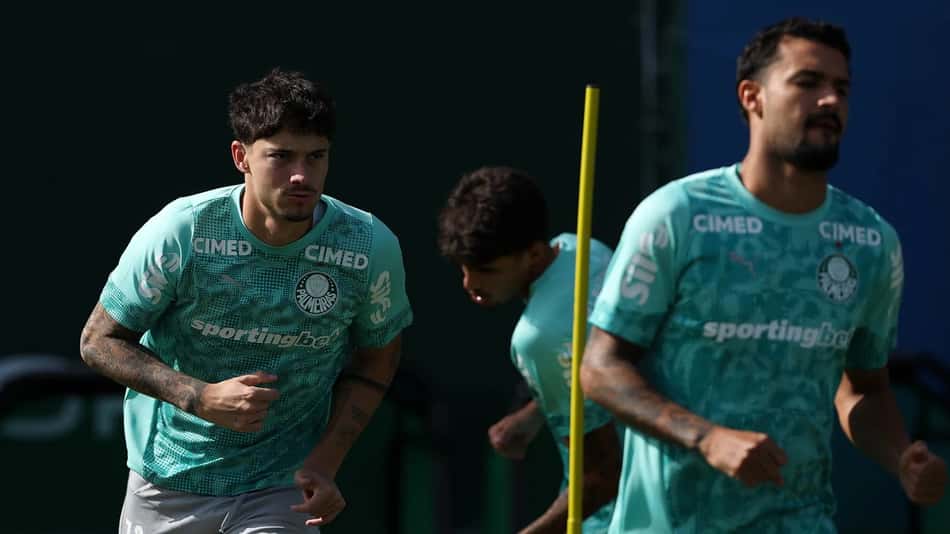 O meio-campista Emiliano Martínez, meia do Palmeiras, durante treinamento na Academia de Futebol (Foto: Cesar Greco/Palmeiras/by Canon) 