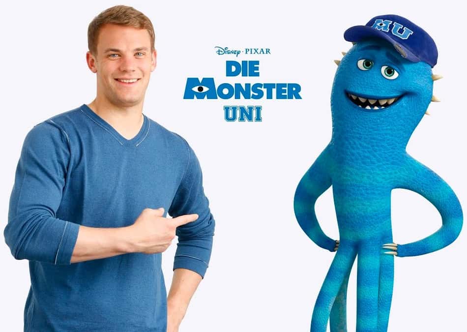 Manuel Neuer ao lado do personagem que dublou em filme infantil da Disney