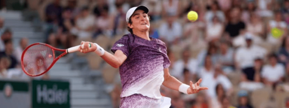 João Fonseca na vitória na estreia em Roland Garros (Reprodução)