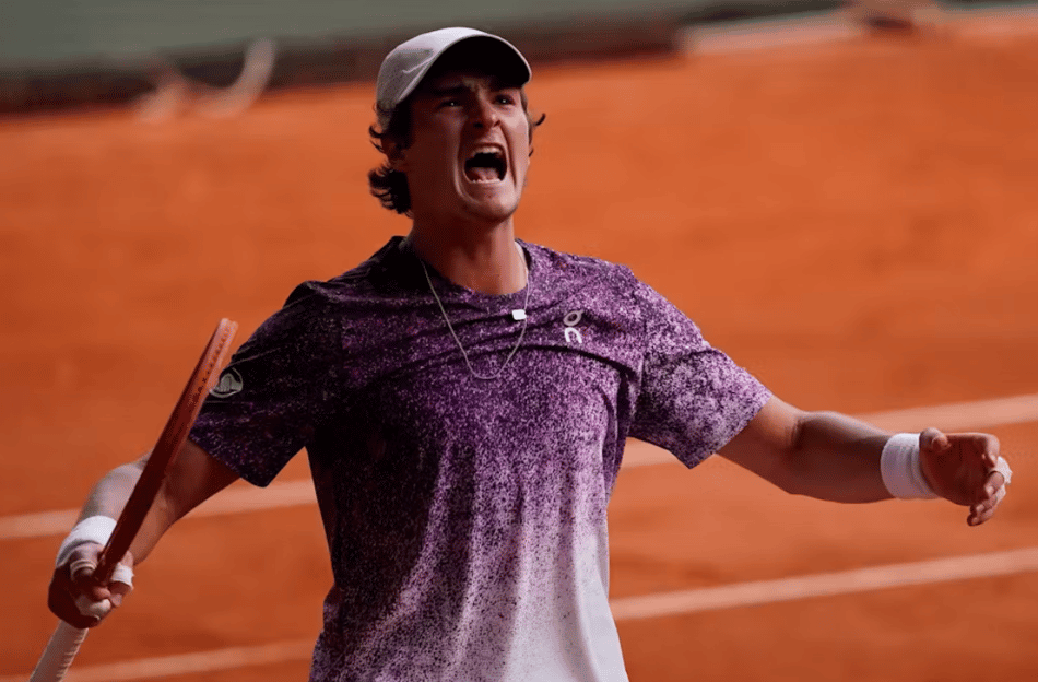 A emoção de João Fonseca em um dos pontos na vitória sobre Novak Djokovic (Foto: Pierre Froger / FFT)