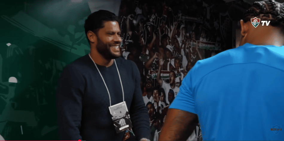 Hulk cumprimenta jogadores do Fluminense antes da decisão na Libertadores (Foto: Reprodução/ FluTV)