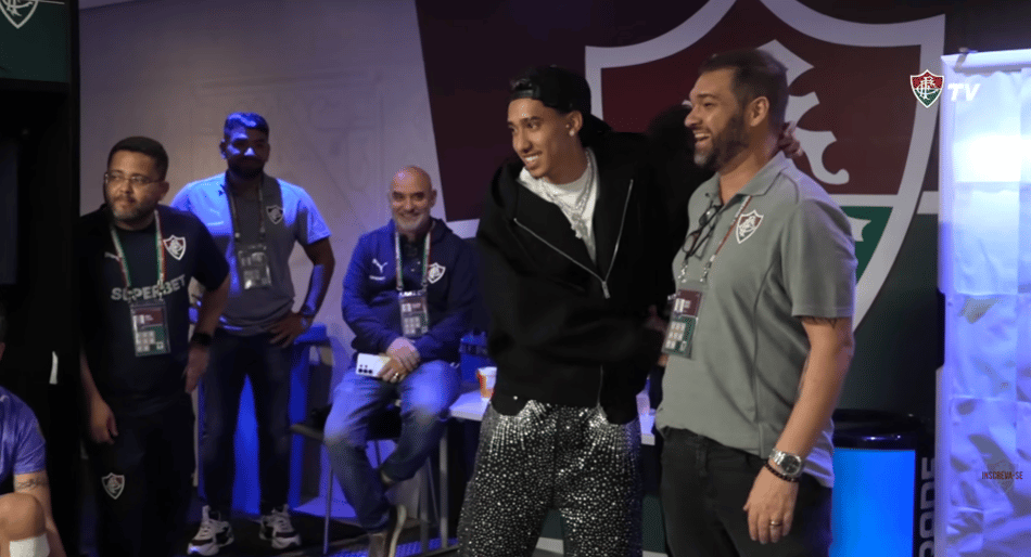 Isaque, ex-Fluminense, com os jogadores após partida na Libertadores (Foto: Reprodução/ FluTV)
