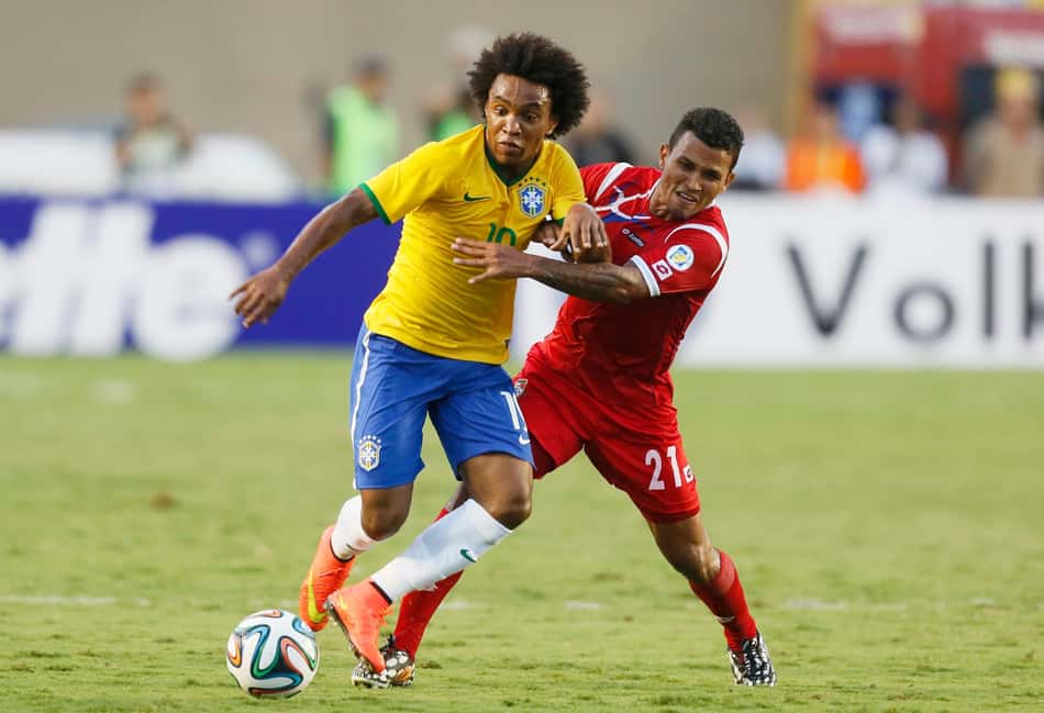 Willian, em ação pela Seleção brasileira, disputa a bola com jogador do Panamá