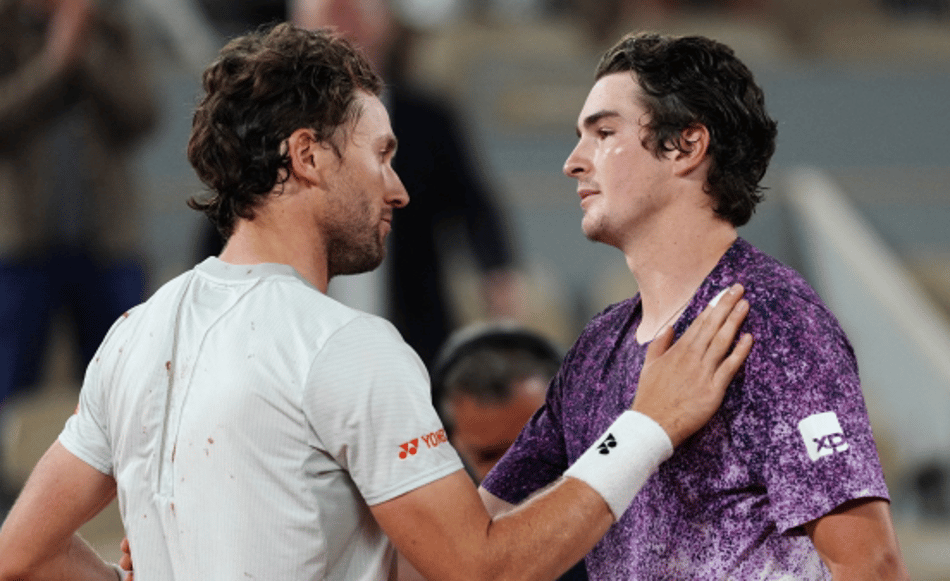 João Fonseca é cumprimentado por Casper Ruud após a vitória em Roland Garros (João Fonseca na partida contra o norueguês Casper Ruud (Foto: Dimitar DILKOFF / AFP)