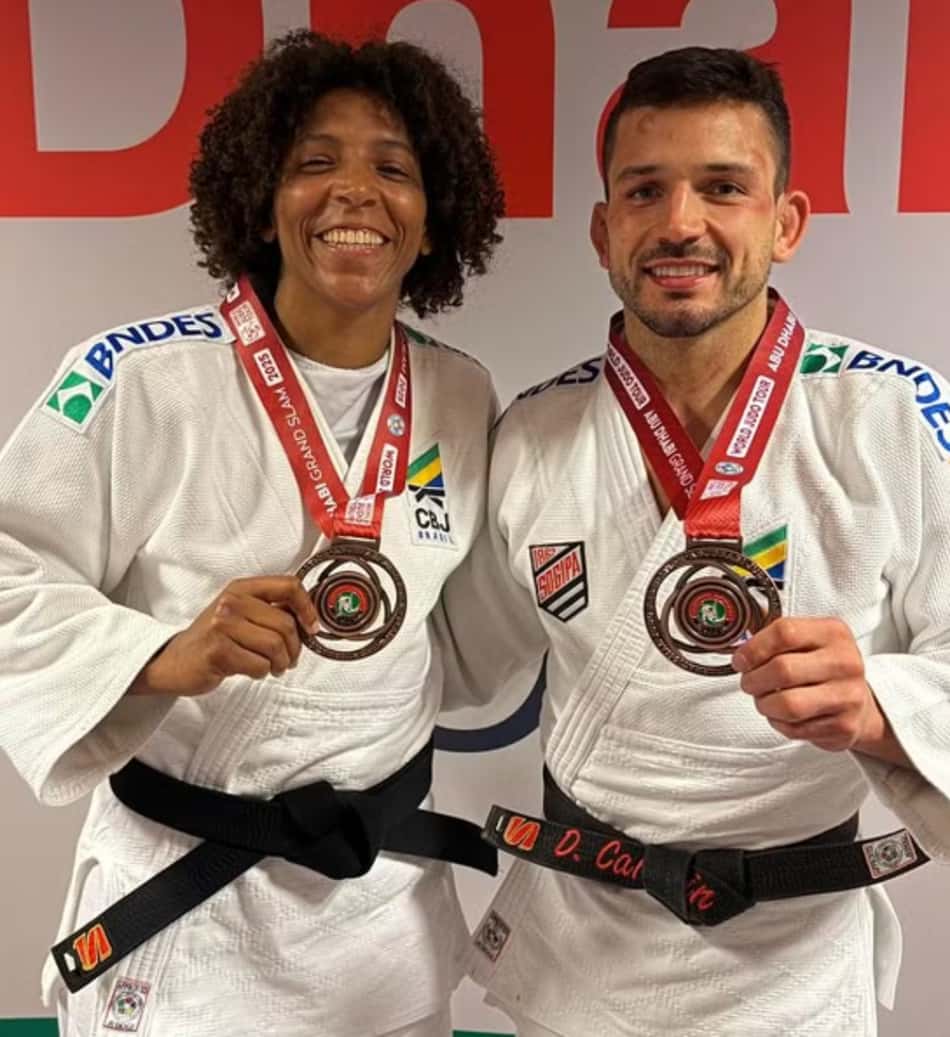 Rafaela Silva e Daniel Cargnin com as medalhas de bronze do Grand Slam de judô de Abu Dhabi — Foto: Maicon Maia/CBJ