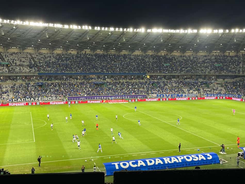 Organização do Cruzeiro com saída com três jogadores e pontas jogando pelo meio (Foto: Eduardo Statuti/Lance!)