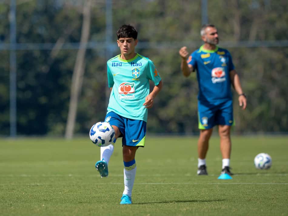 Henrique, filho de Fagner, durante treino da Seleção Sub-15 (Jhony Pinho / Staff Images / CBF)