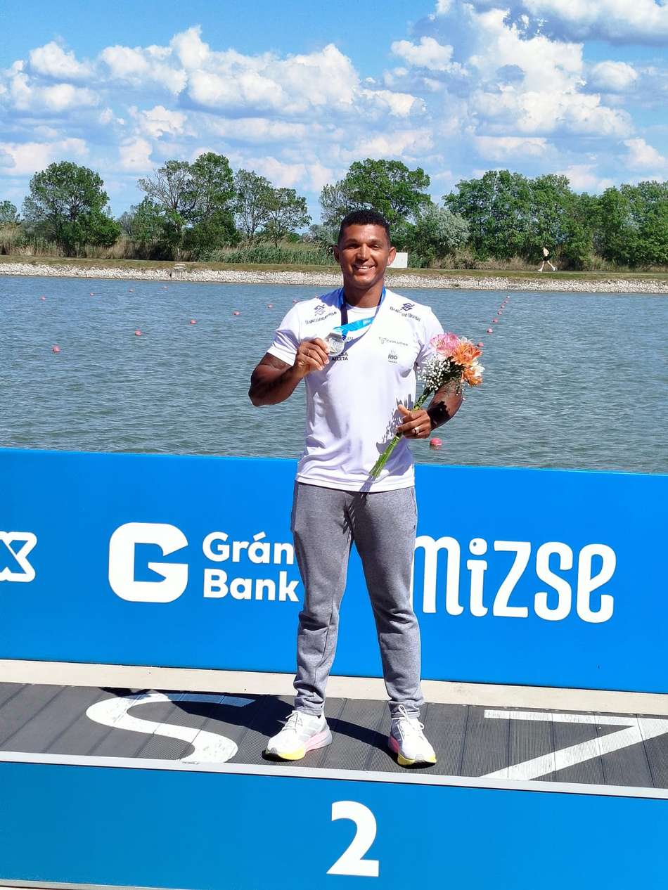 Isaquias Queiroz conquista a prata na etapa da Hungria da Copa do Mundo de Canoagem Velocidade (Foto: Álvaro Koslowski/CBCa)