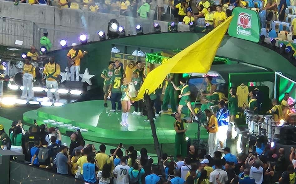 Ivete transforma Maracanã em micareta antes de Brasil x Panamá
