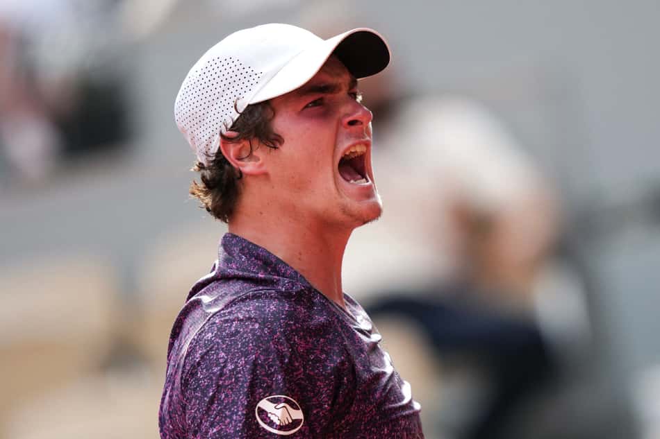João FOnseca reage durante jogo contra Novak Djokovic na terceira rodada de Roland Garros