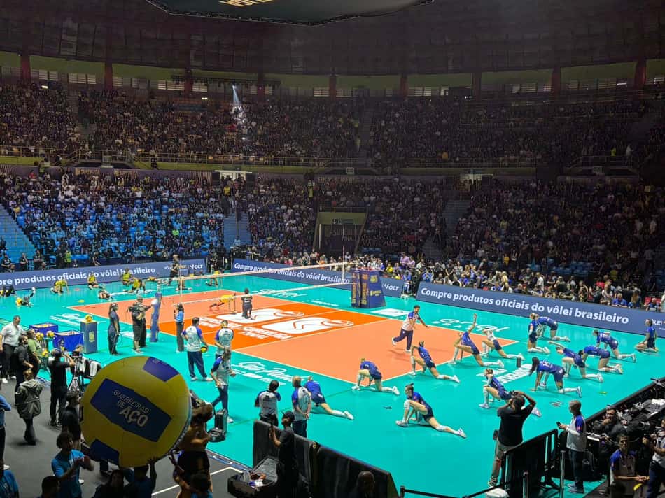 Jogadoras de Praia Clube e Minas no aquecimento para a final da Superliga