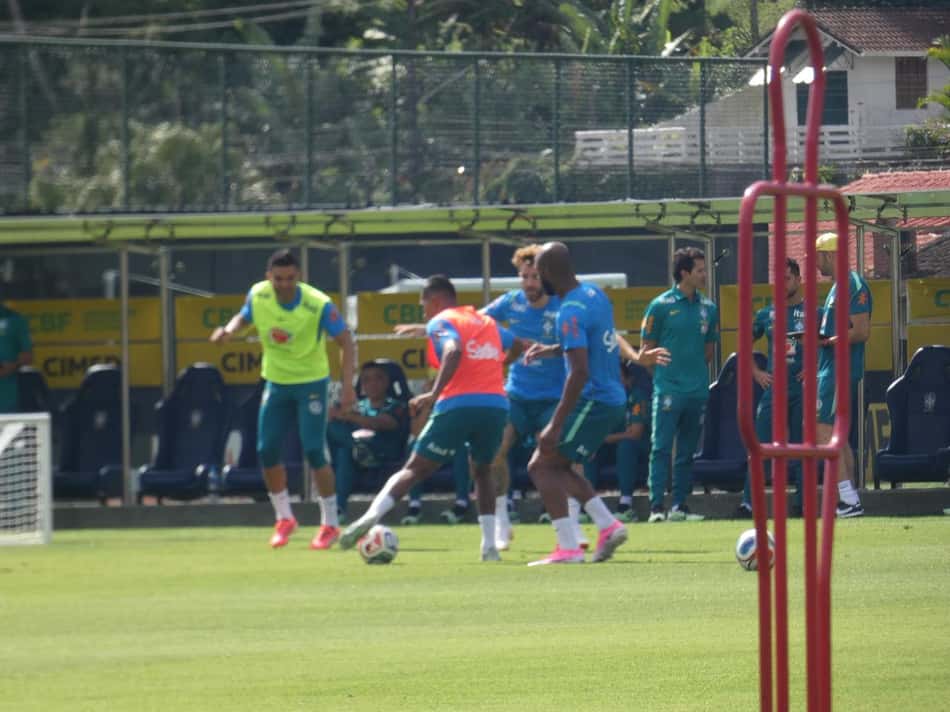 Jogadores da Seleção durante treino na Granja (Foto: Lucas Bayer/Lance!)