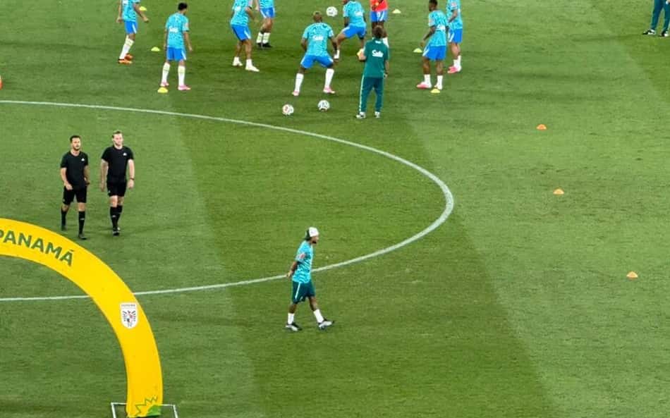Neymar acompanha Seleção no gramado e bate-papo com médico e presidente da CBF