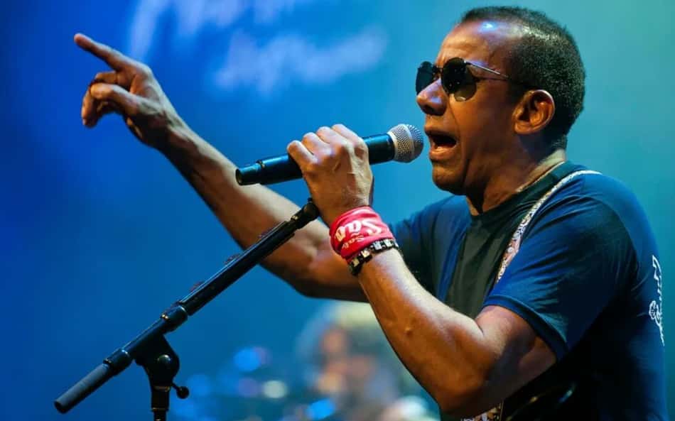 Canal projeta uniforme do Flamengo em homenagem a Jorge Ben Jor; veja