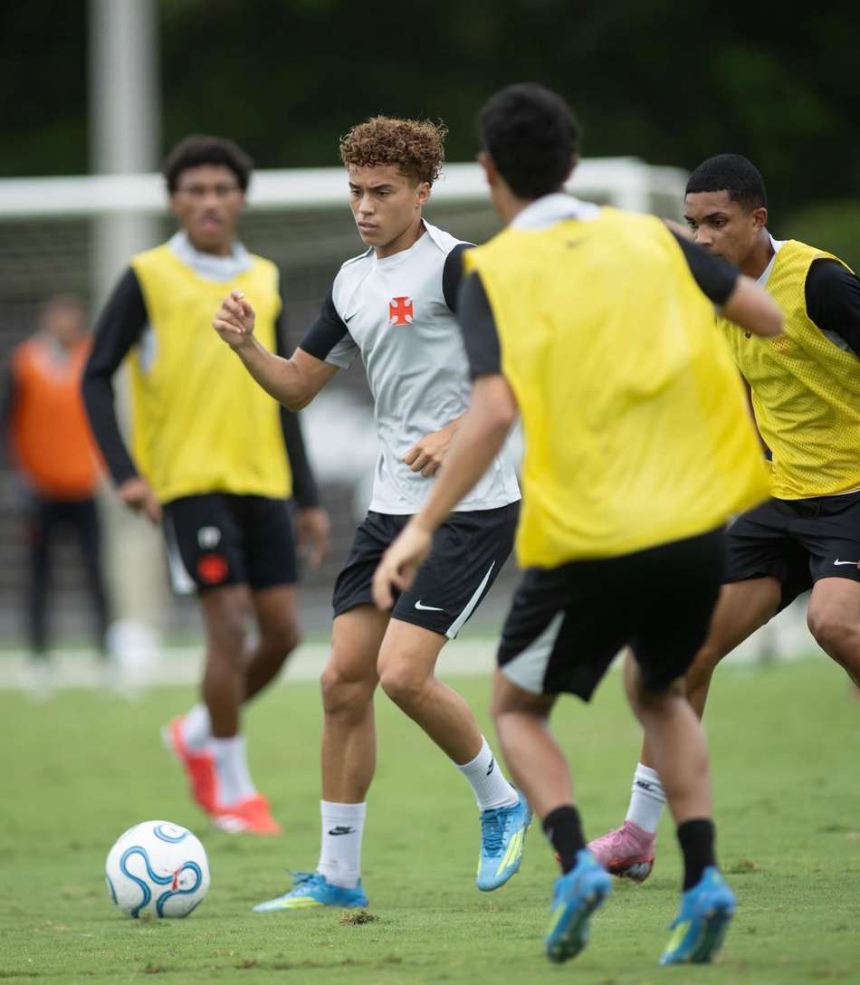 jovens da base do Vasco participam de treinamento no CT antes de partir para o Paraguai