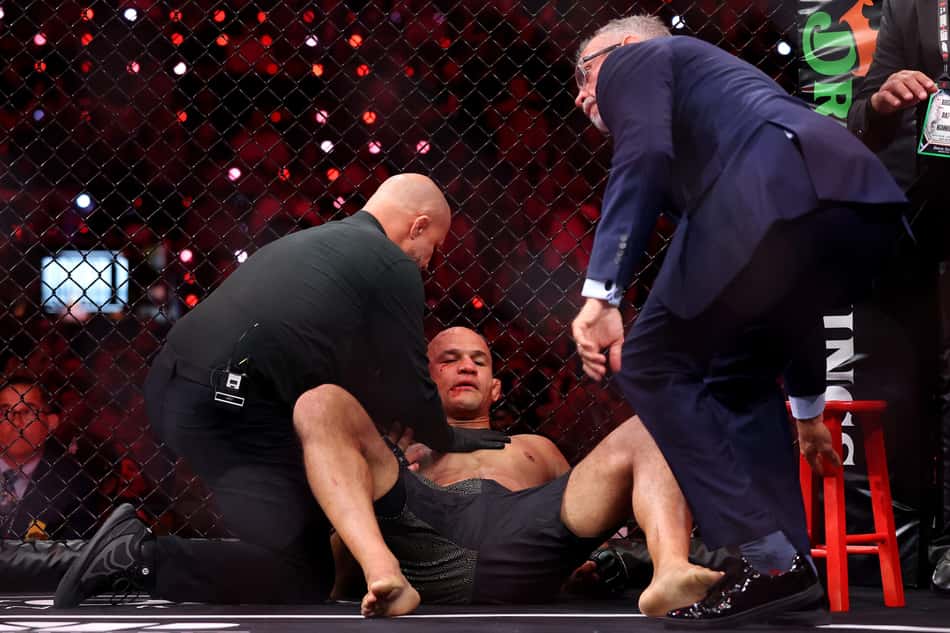 Junior Cigano foi nocauteado no primeiro round (Foto: Sarah Stier / GETTY IMAGES NORTH AMERICA / Getty Images via AFP)
