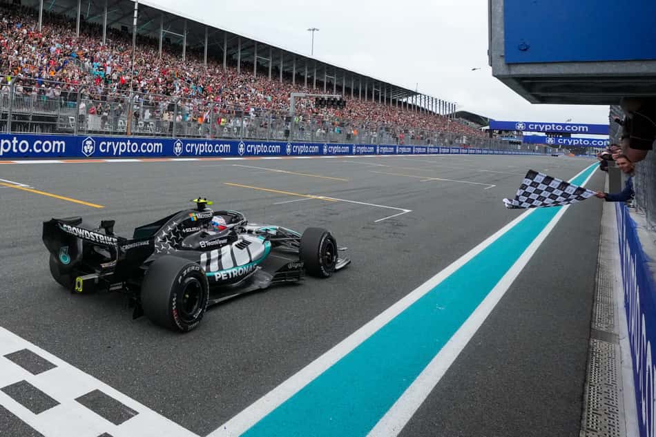 Kimi Antonelli recebe bandeirada no GP de Miami pela F1 2026 (Foto: Rebecca Blackwell / POOL / AFP)
