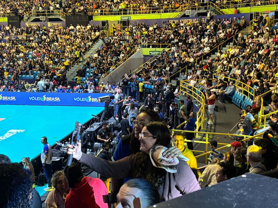 A oposta Kisy, ex-Minas, acompanha a final da Superliga no Ginásio do Ibirapuera