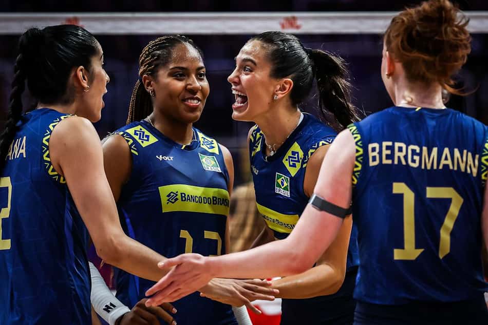 Jogadoras da Seleção Feminina comemoram ponto em jogo da semana 1 da VNL 2025, no Maracanãzinho (Foto: Volleyball World)