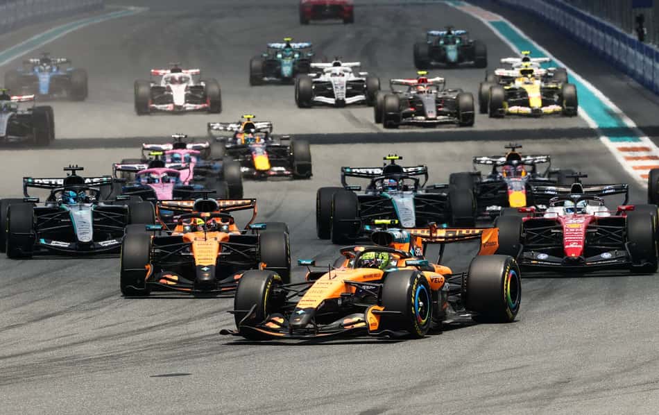 Lando Norris lidera pelotão na sprint do GP de Miami na F1 2026 (Foto: CHARLY TRIBALLEAU / AFP)