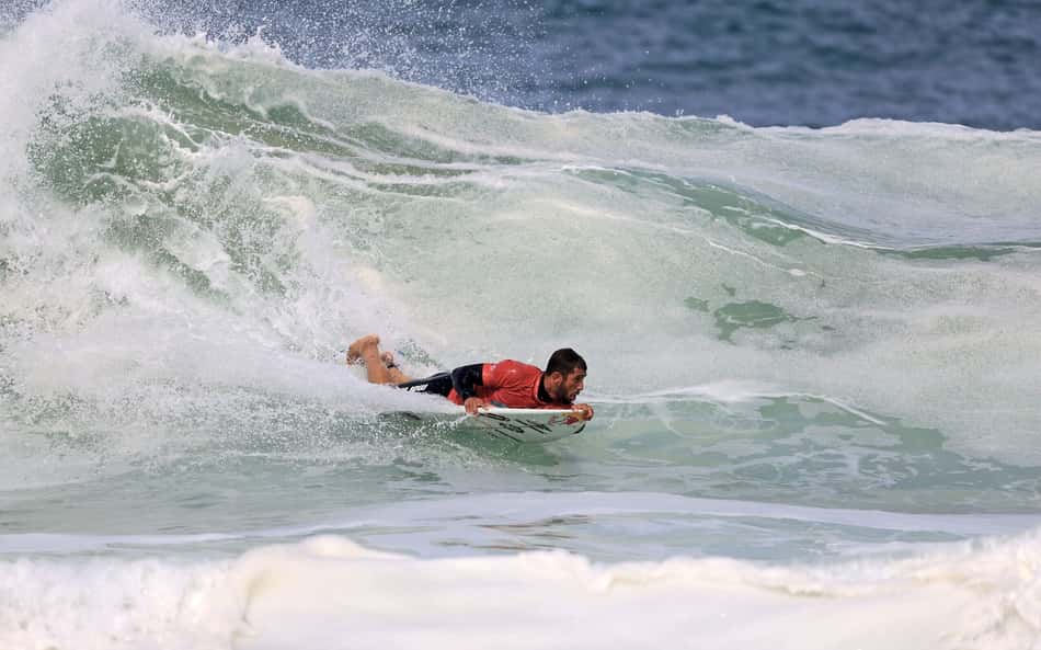 Lucas Chumbo em ação no Itacoatiara Pro (Foto: Tony D'Andrea)