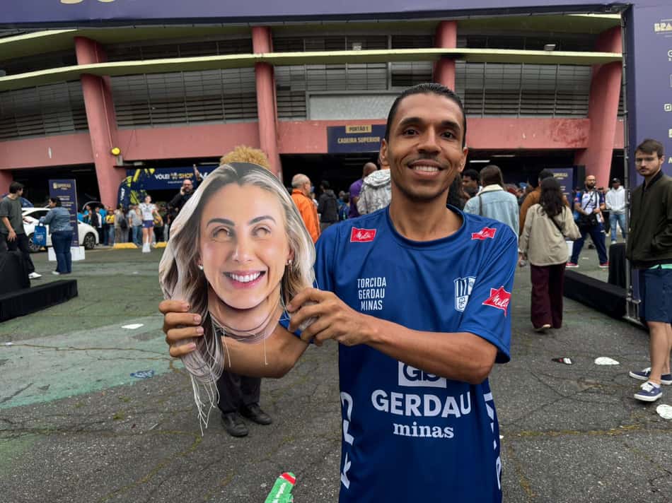 Máscaras com o rosto de Pri Daroit são distribuídas para a torcida do Minas no Ibirapuera