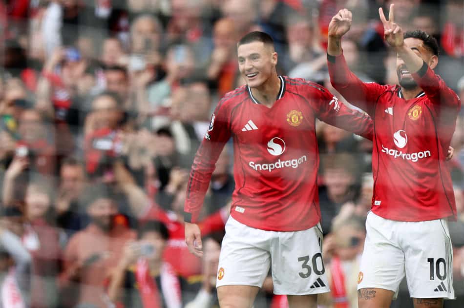 Matheus Cunha comemora gol pelo Manchester sobre o Liverpool