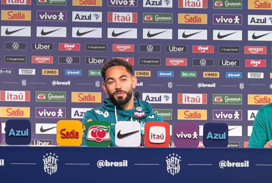 Matheus Cunha em coletiva de imprensa na Seleção Brasileira (Foto: Lucas Bayer/Lance!)