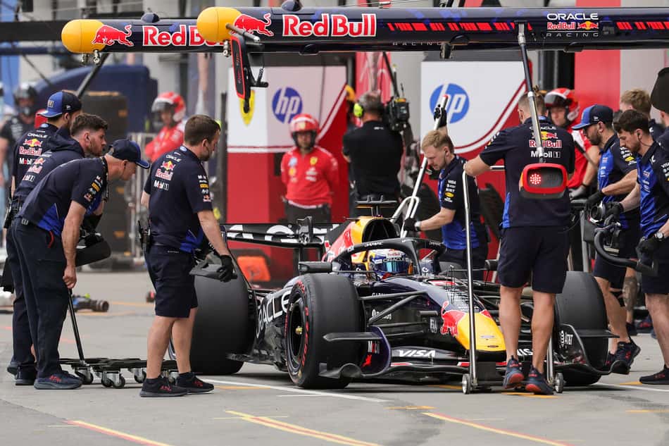 Max Verstappen na garagem da Red Bull no GP do Canadá pela F1 2026 (Foto: Cristobal Herrera Ulashkevich / POOL / AFP)