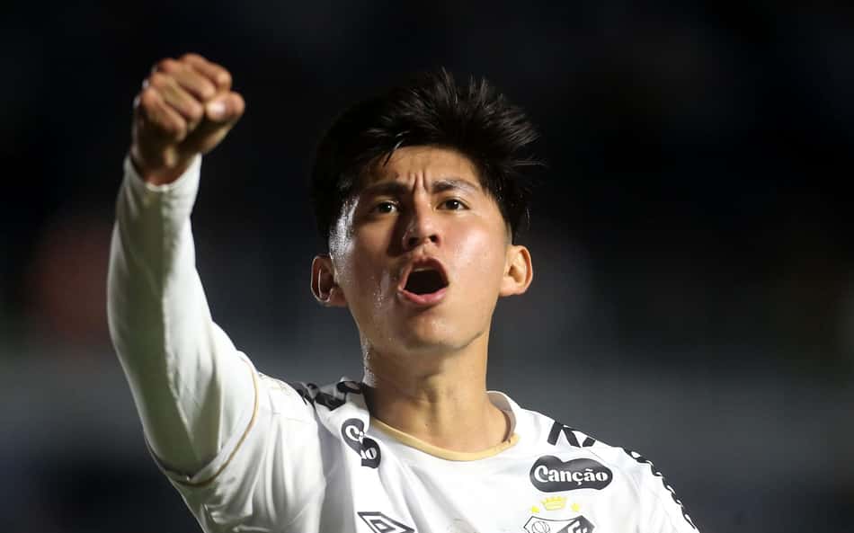 Miguelito comemora o seu gol na partida entre Santos e Vitória
