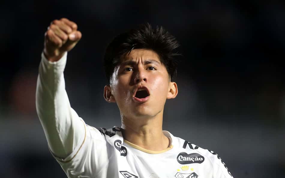 Miguelito comemora o seu gol na partida entre Santos e Vitória