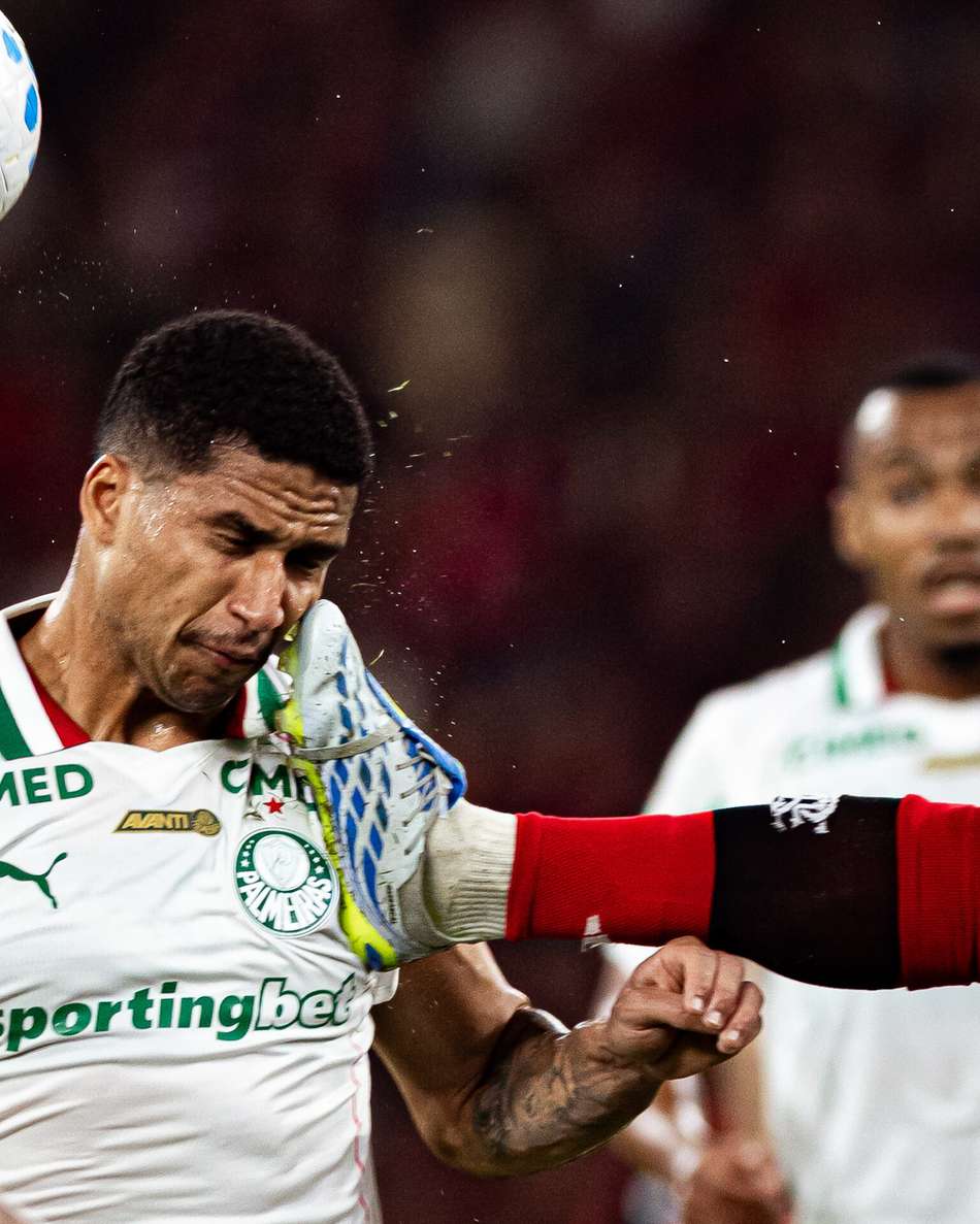 Murilo, do Palmeiras, é atingido no rosto pela sola de Carrascal, do Flamengo
